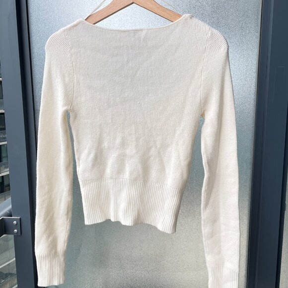 WOMENS SOFT WHITE LONG SLEEVE SWEATER / LONG SLEEVE TOP WITH BUTTON CLASPS - Picture 3 of 3